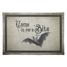 Graciosa batata de vampiros de Halloween entra por