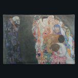 Mantel Individual Muerte y vida por Gustav Klimt Vintage Art Nouveau<br><div class="desc">Muerte y Vida (1908) de Gustav Klimt es un fino cuadro de arte de la época victoriana con dos partes separadas, Vida y Muerte. A la izquierda, la muerte la representa un rascacielos oscuro clásico con un cráneo sonriente, cubierto con una bata oscura adornada con una cruz religiosa. A la...</div>