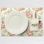 Mantel Individual Rosas románticos de inglés rosado en amarillo páli<br><div class="desc">Agradable y romántico estampado floral sin costura femenino con rociadas de rosas rosas rosas y flores azules con follaje de sabio sobre fondo amarillo pastel pálido.</div>
