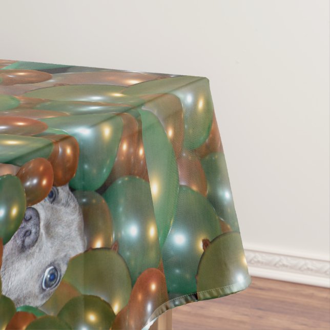 Mantel Joven Staffy Escondiéndose En Globos, Tabletas (In Situ)