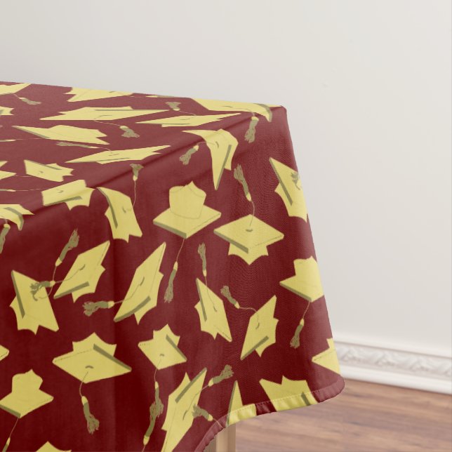 Mantel Marrón de graduación y tapas de oro en el aire (In Situ)