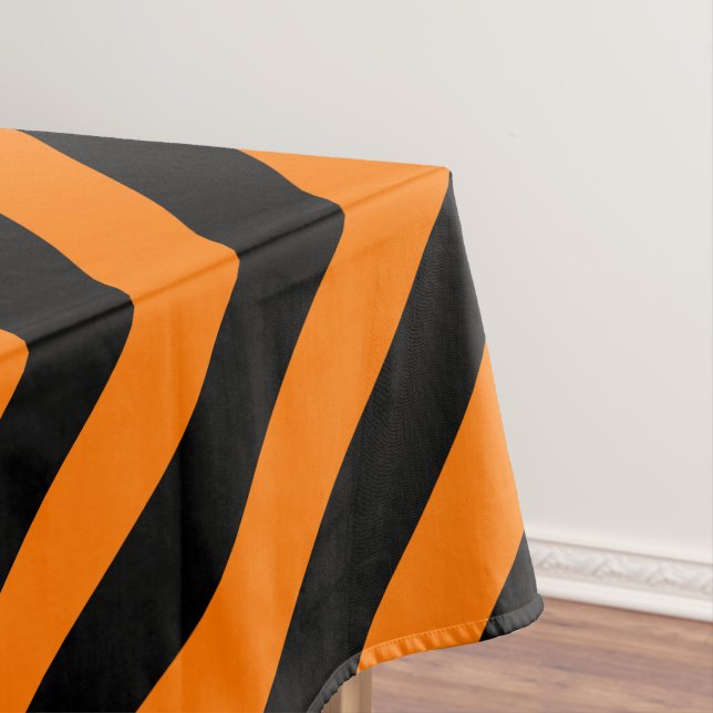 Mantel Naranja Black Stripes Pattern Halloween Party Deco (In Situ)