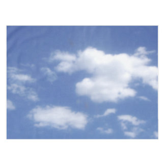 Mantel nubes en cielo azul