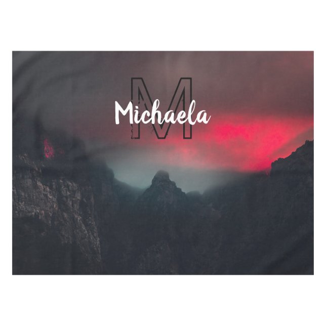 Mantel Nubes quemadas, niebla y montañas monograma en el  (Frente (Horizontal))