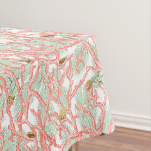 Ramas de coral vibrante con conchas marinas