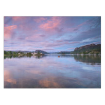 Reflexiones sobre el cielo oscuro en Loch Carron