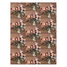 Mantel Sexy Santa Chica cerca del árbol de Navidad