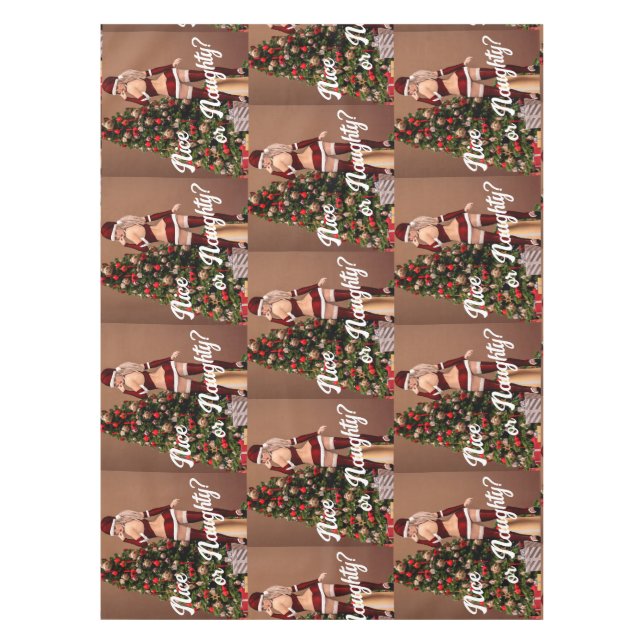 Mantel Sexy Santa Chica cerca del árbol de Navidad (Anverso)