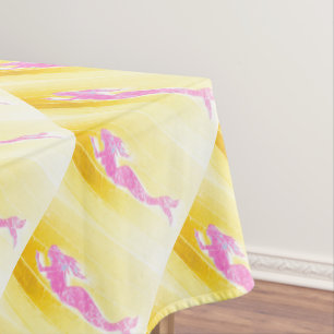Mantel sirenas rosadas subacuáticas que nadan amarillo