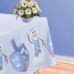 Mantel Snowman Dreides Festividad Judía Azul Hanukkah<br><div class="desc">Este lindo mantel de Hanukkah tiene la opción de personalizarlo con tu apellido y un mensaje Happy Hanukkah en el centro. El diseño de los manteles de las vacaciones incluye un muñeco de nieve judío y adornos a juego de dreidels en tonos suaves y violeta que alternan con el borde...</div>
