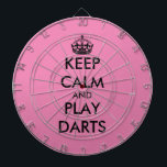Mantén la calma y juega dardos graciosos tablero r<br><div class="desc">Manténgase tranquilo y juegue a dardos graciosos tablones rosados. Personaliza este dart board con tu propio meme divertido. Decoración de moda en la pared ideas para el hogar, pub, auto, cafetería, restaurante, cueva masculina, oficina y otros lugares para relajarse. Plantilla moderna de tipografía con corona. Color de fondo rosado o...</div>