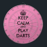 Mantén la calma y juega dardos graciosos tablero r<br><div class="desc">Manténgase tranquilo y juegue a dardos graciosos tablones rosados. Personaliza este dart board con tu propio meme divertido. Decoración de moda en la pared ideas para el hogar, pub, auto, cafetería, restaurante, cueva masculina, oficina y otros lugares para relajarse. Plantilla moderna de tipografía con corona. Color de fondo rosado o...</div>