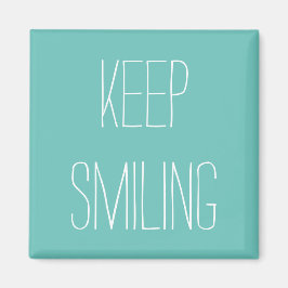 Mantener imán blanco verde azulado y sonriente