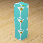 Mantener La Caja De Vinos De Martini<br><div class="desc">La caja de vinos Keep Em Coming Martini presenta un fondo turquesa y la imagen de baldosa de una silueta blanca de vidrio martini. En el interior de cada vaso hay una gloriosa aceituna verde con un pimento naranja. Esta es una caja divertida para todos los que desean ser un...</div>