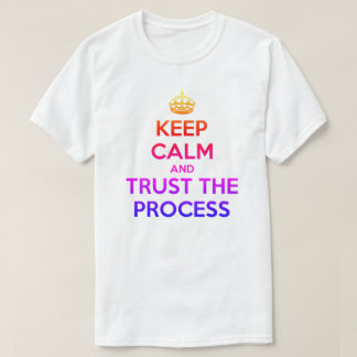 Mantener la calma Confiar en la camiseta del proce