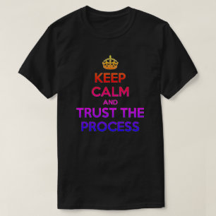 Mantener la calma Confiar en la camiseta del proce