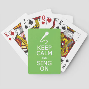 Mantener la calma y cantar en las cartas de juego