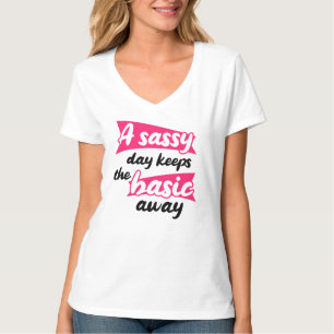 Mantener o crear su propia camiseta de cuello-V