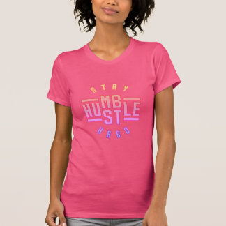 Manténgase humilde arrebatando camiseta dura
