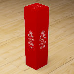 Manténgase tranquilo y su caja de regalo de vino d<br><div class="desc">Manténgase tranquilo y su caja de regalo de vino de texto. Color rojo burdeos. Idea de regalo para amigos y familia en la celebración de fiestas por cumpleaños, boda, aniversario, retiro, nuevo hogar, etc. Gran favor de boda presente con personalizado de agradecimiento mensaje de novia y novio encima. O como...</div>