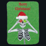 Mantita Para Bebé Fun Merry Christmas Skeleton Santa Hat Green<br><div class="desc">Esta manta de bebé es verde con finos destellos de oro y un divertido Skeleton sosteniendo adornos rojos y verdes hasta sus ojos donde un sombrero de santa roja con el texto Feliz Navidad en rojo.</div>