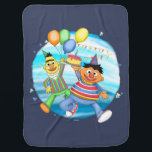 Mantita Para Bebé Globos de Bert y Ernie Birthday<br><div class="desc">¡Echa un vistazo a este ilustracion de Bert y Ernie con globos de cumpleaños coloridos!</div>