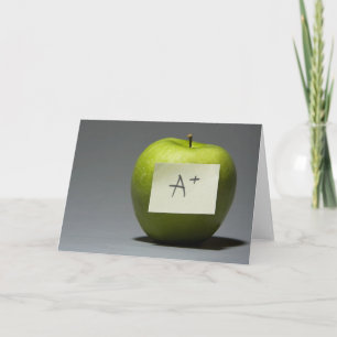 manzana verde con nota adhesiva con letra A y