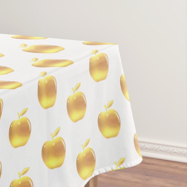 Manzanas doradas sobre mantel blanco (In Situ)