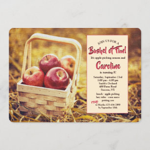 Manzanas rojas en una invitación a cesta