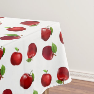 Manzanas rojas sobre mantel blanco