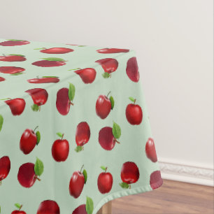 Manzanas rojas sobre mantel verde claro