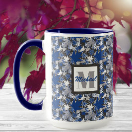 Maple deja azul en una taza de fondo de carbón veg