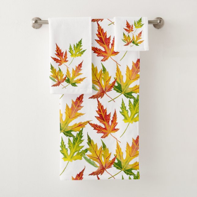 Maple plateado en un juego de toallas de baño (In situ)