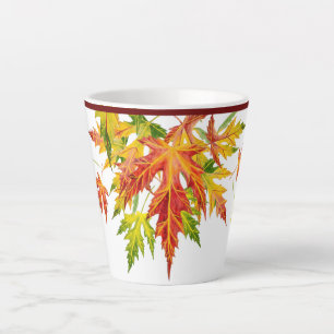 Maple plateado en una pequeña taza de latte