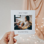 Máquina minimalista | Feliz Navidad con foto<br><div class="desc">Estas simples y minimalistas tarjetas de vacaciones de Navidades incluyen tu foto personal favorita, junto con tus nombres y las palabras "alegre brillante" en texto de apariencia de máquina de escribir negro. Puede cambiar esto a cualquier saludo de su elección. La parte trasera de la tarjeta también ofrece espacio para...</div>
