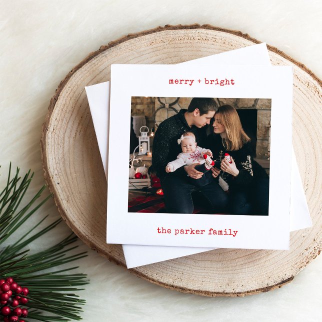 Máquina minimalista | Feliz Navidad con foto (A simple and stylish Christmas photo card with red typewriter look text)