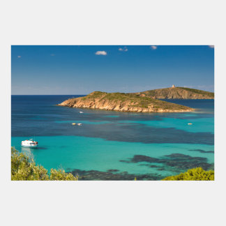 Mar azul y cielo sardo con barcos y acantilados