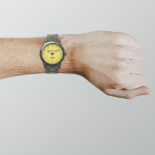 Marca comercial amarilla en reloj masculino (Your business logo with yellow background on men's watch.)