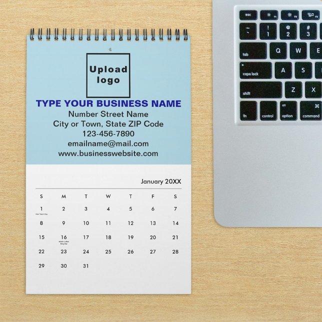 Marca comercial azul claro en el calendario (Build brand name awareness. Light blue business branding on calendar displayed on office desk.)