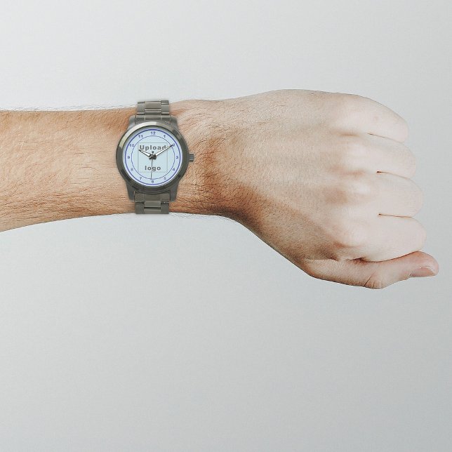 Marca comercial azul claro en reloj masculino (Your business logo with light blue background on men's watch.)