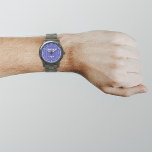 Marca comercial azul en reloj masculino<br><div class="desc">El logo de tu negocio sobre el fondo azul en el reloj de los hombres. Accesorio que puede incluir en sus productos promocionales, entrega de artículos o regalos a sus clientes o clientes para promocionar su negocio o su marca. Vigilancia de personalizables que puede poner el logotipo de su empresa...</div>