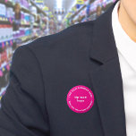 Marca comercial Botón redondeo rosado<br><div class="desc">Botón de forma redondeada que puede personalizar poner su nombre comercial y logotipo. Puede usar este botón como accesorio uniforme de su personal. También puede utilizarlo como accesorio de embalaje. También puede incluirlo en sus materiales de marketing para promocionar su negocio o promocionar su marca a sus clientes. Botón que...</div>