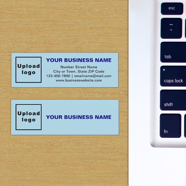 Marca comercial con tarjeta azul ligera de tamaño  (The front and back of the light blue mini business card with your brand)