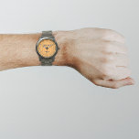Marca comercial de color naranja en reloj masculin<br><div class="desc">Su logotipo de negocios sobre el fondo de color naranja en el reloj de los hombres. Accesorio que puede incluir en sus productos promocionales, entrega de artículos o regalos a sus clientes o clientes para promocionar su negocio o su marca. Vigilancia de personalizables que puede poner el logotipo de su...</div>