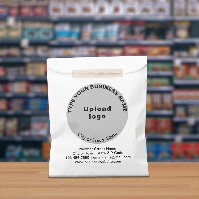 Marca comercial de redondeo gris en bolsa de papel (Paper bag with gray round business branding displayed in a store)