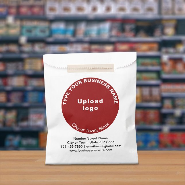Marca comercial de redondeo rojo en bolsa de papel (Paper bag with red round business branding displayed in a store)
