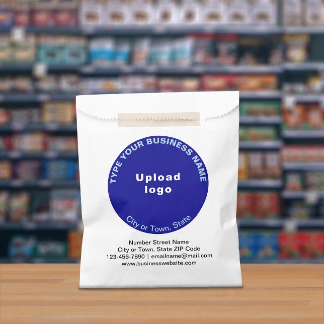 Marca comercial de redondo azul en bolsa de papel (Paper bag with blue round business branding displayed in a store)