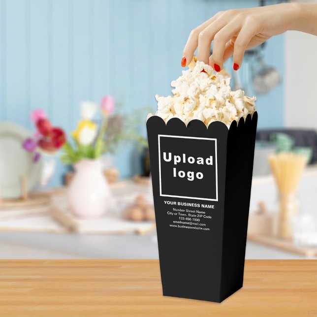 Marca comercial en caja negra de palomitas (Business brand on black popcorn box)