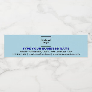 Marca comercial en etiqueta de botella de agua azu