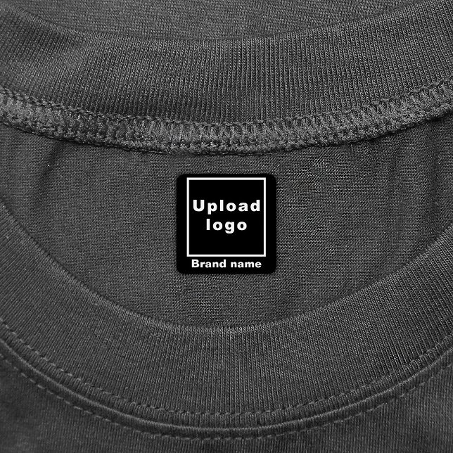 Marca comercial en etiqueta de ropa cuadrada negra (Black square clothing label with your business brand)